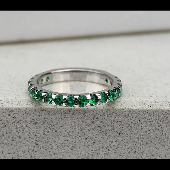 Eternity emerald ring with 10k white gold - Picture 1 of 1